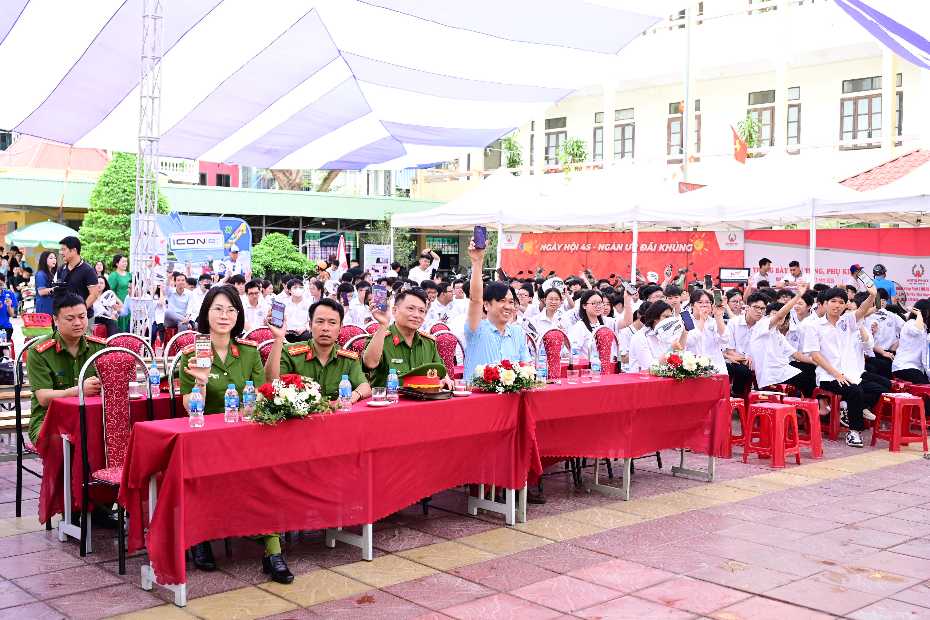 Tuyên truyền, hướng dẫn tham gia góp ý vào dự thảo sửa đổi, bổ sung Hiến pháp năm 2013 trên ứng dụng VNeID tại Trường THPT Lê Hồng Phong